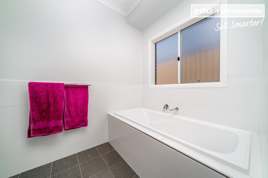 16 Pooginook Place BOURKELANDS 13