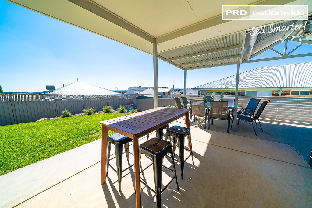 16 Pooginook Place BOURKELANDS 16