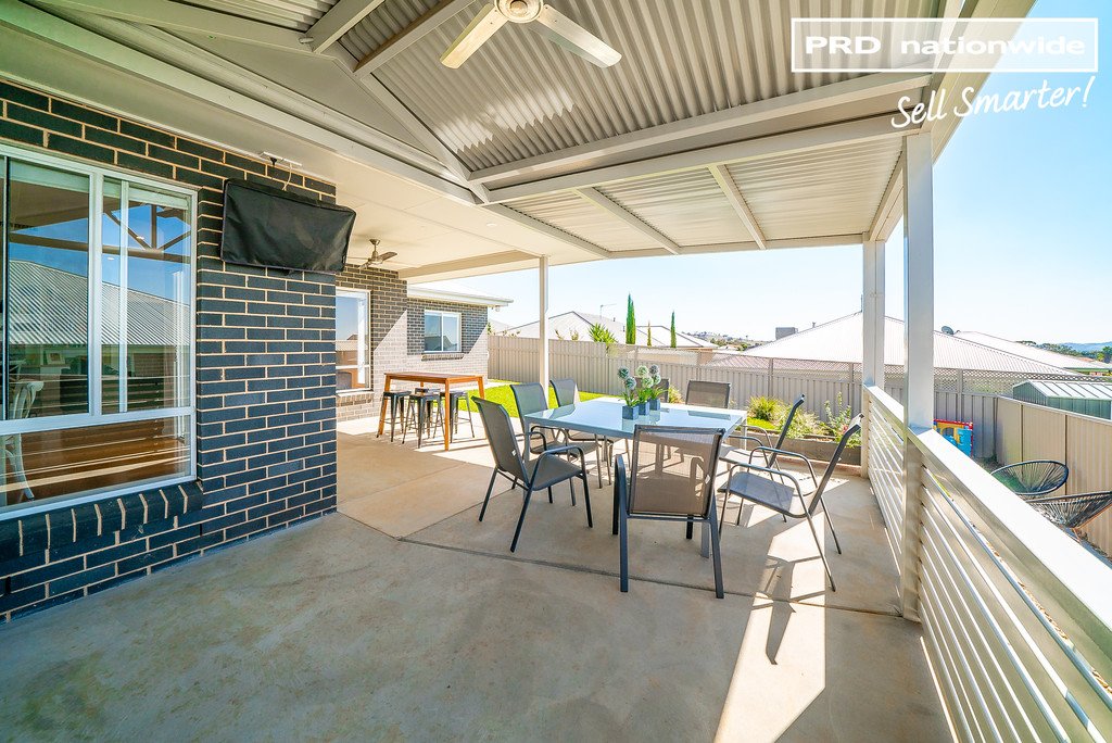 16 Pooginook Place BOURKELANDS 17