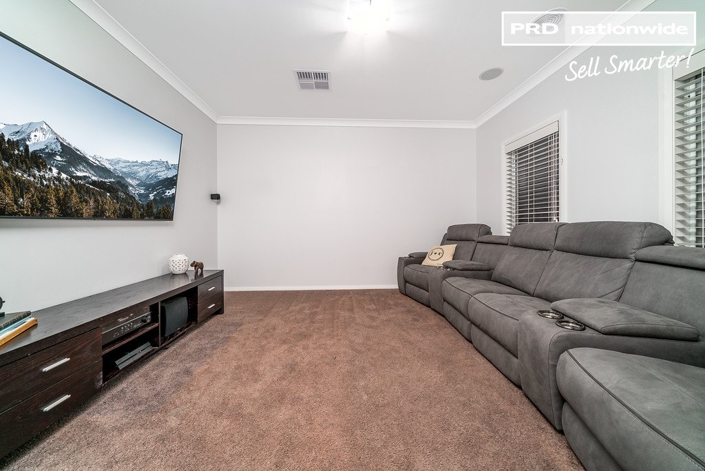 16 Pooginook Place BOURKELANDS 19