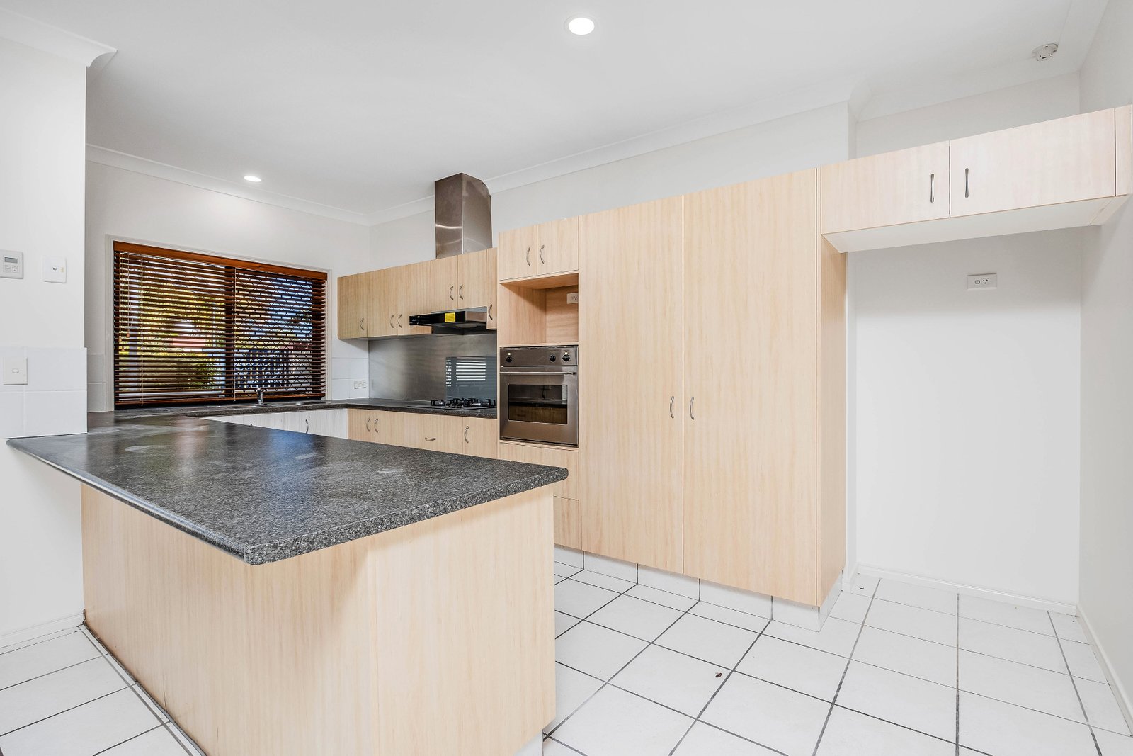 16 Ranier Crescent VARSITY LAKES 3