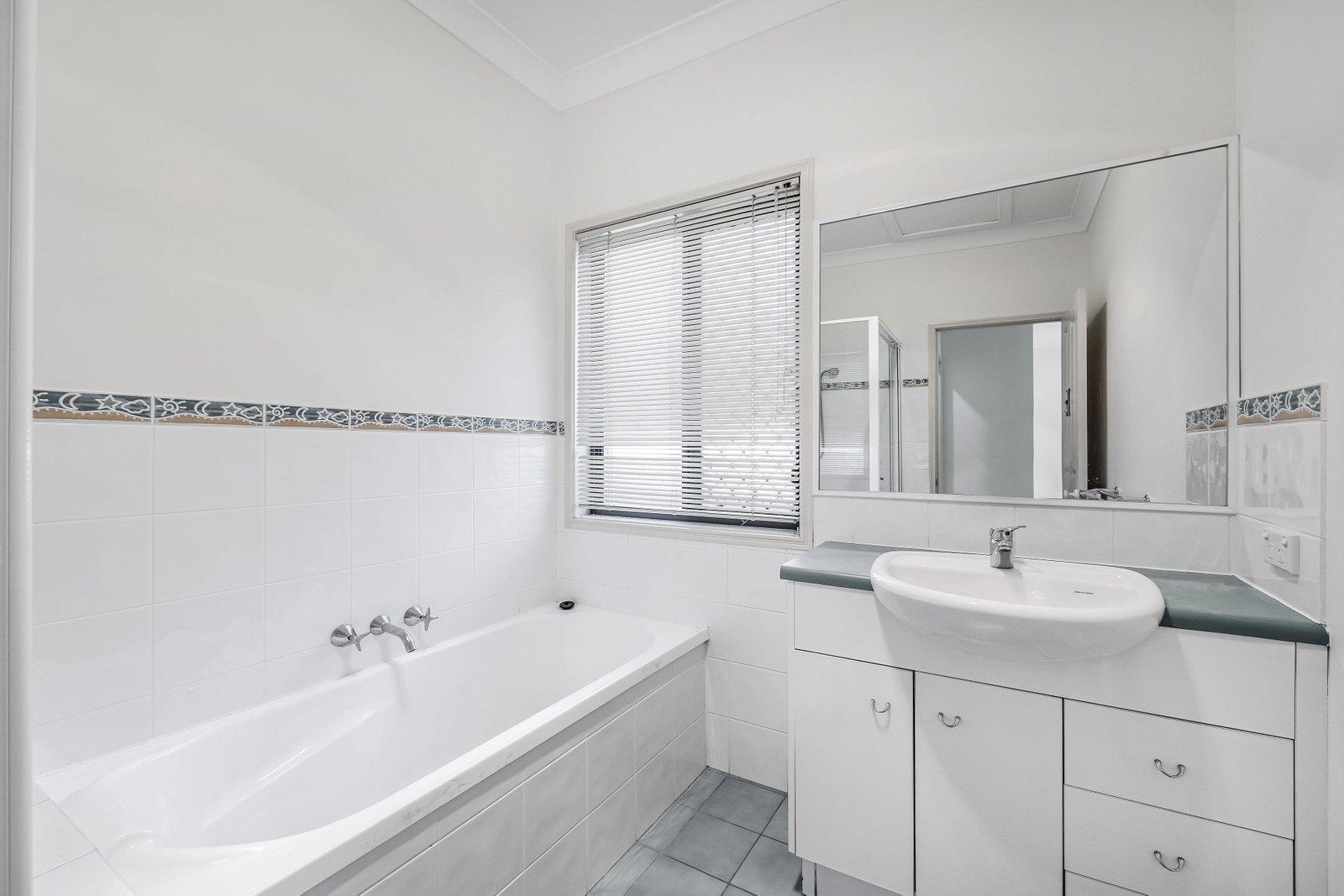 16 Ranier Crescent VARSITY LAKES 14