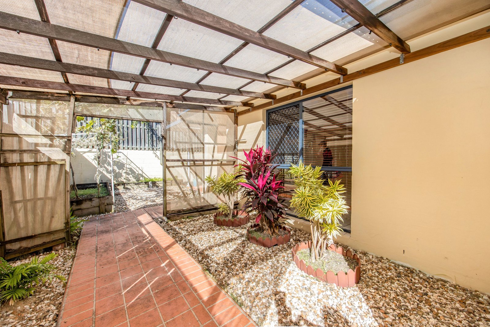 16 Ranier Crescent VARSITY LAKES 18