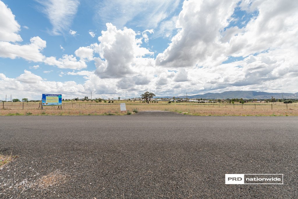 16 Rodeo Drive TAMWORTH 1