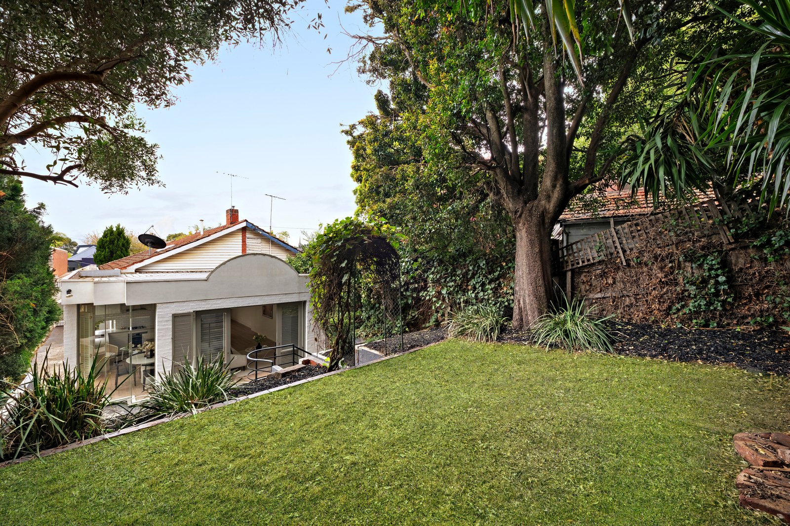 16 Ruabon Road, Toorak, 3142