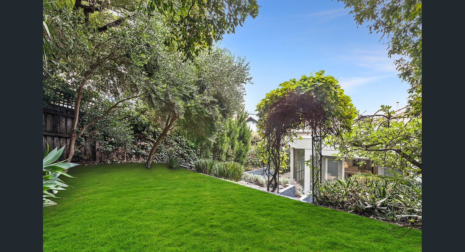 16 Ruabon Road, Toorak, 3142