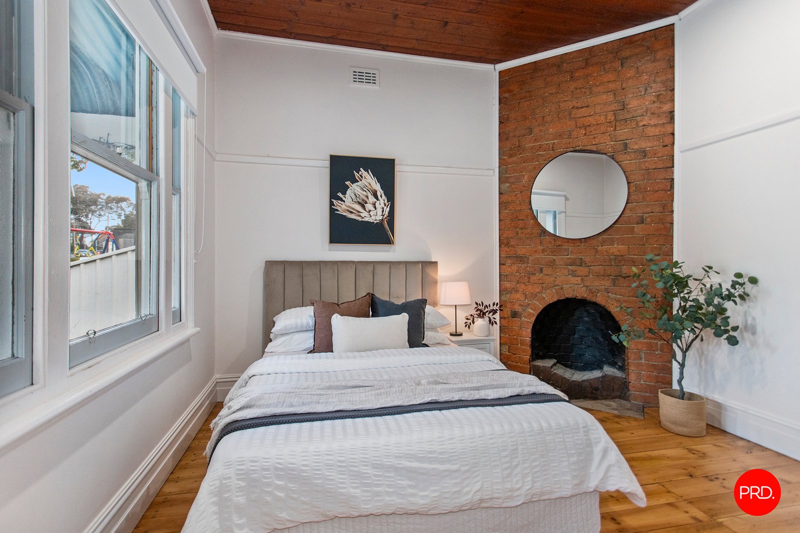 16 Russell Street QUARRY HILL 4