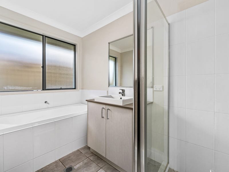 16 Sandcastle Street FERN BAY 8