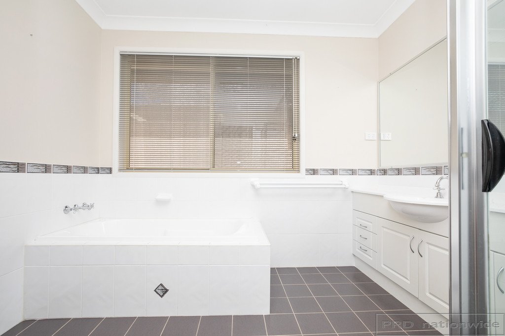 16 Streeton Drive METFORD 13