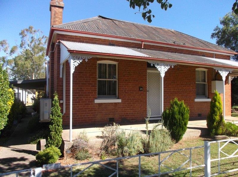 16 Sydney Street TUMUT 1