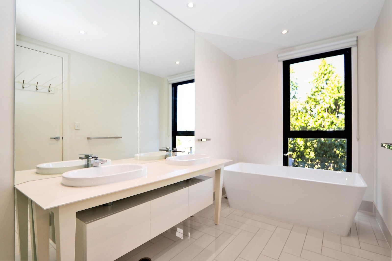 16 Theatre Drive BENOWA 8