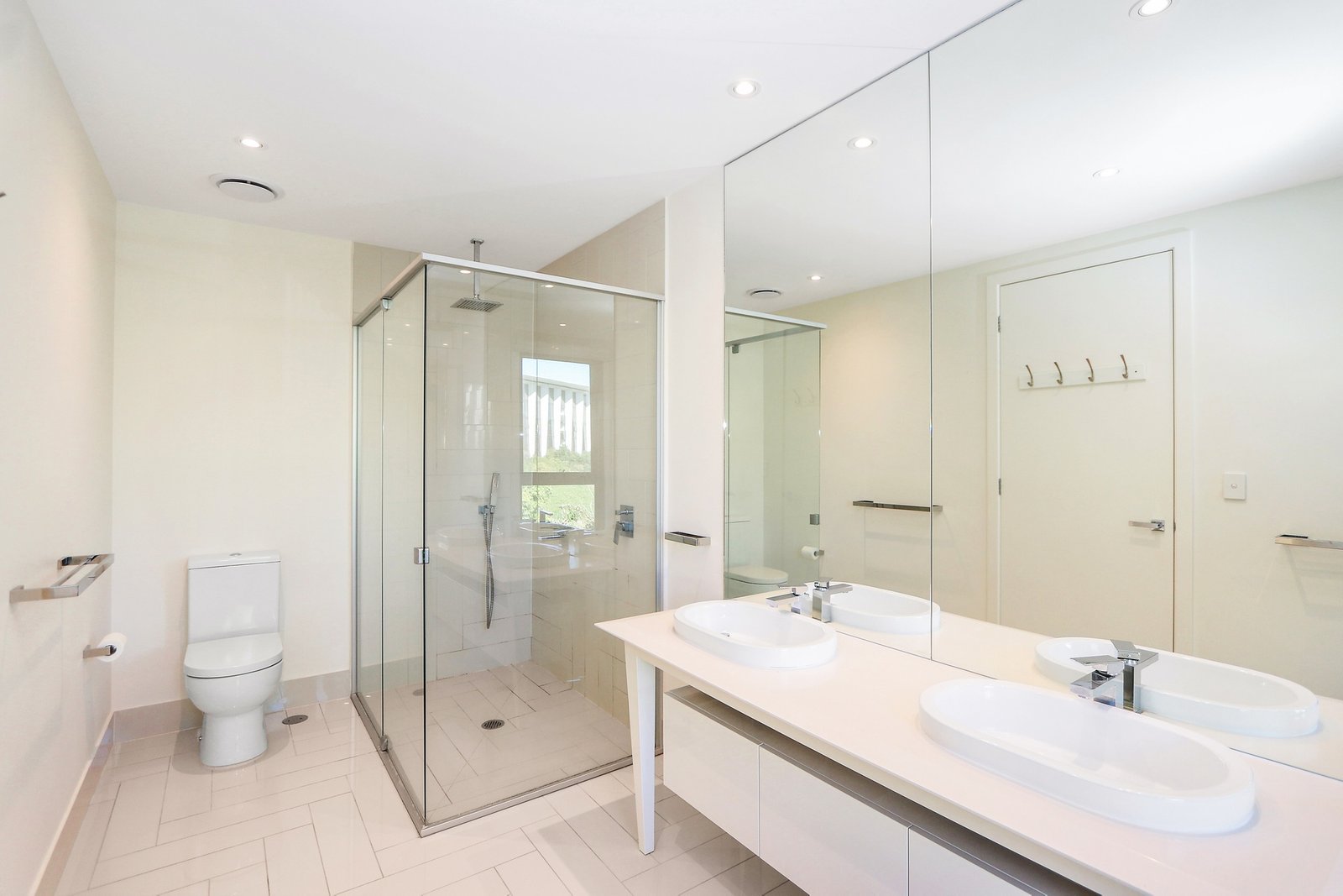 16 Theatre Drive BENOWA 9