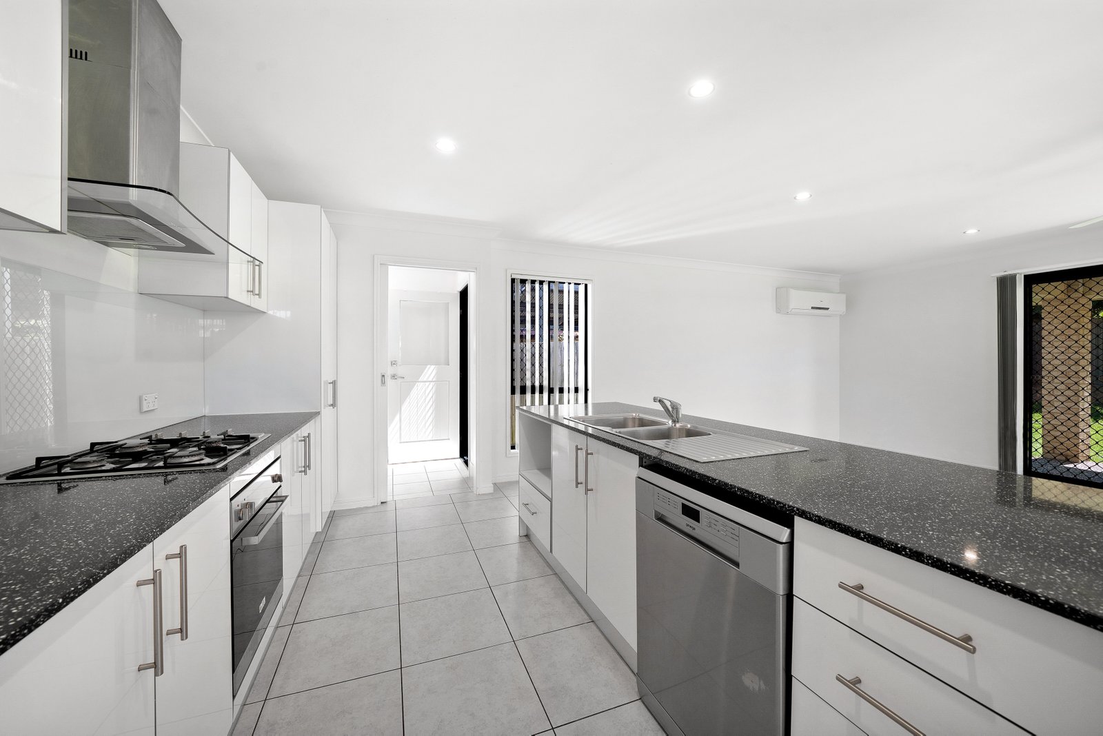 16 Thompson Street ZILLMERE 3