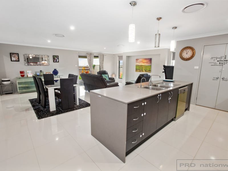 16 Threadtail Street CHISHOLM 5