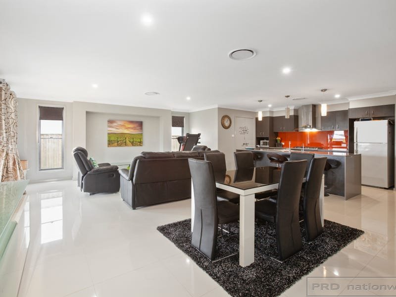 16 Threadtail Street CHISHOLM 7