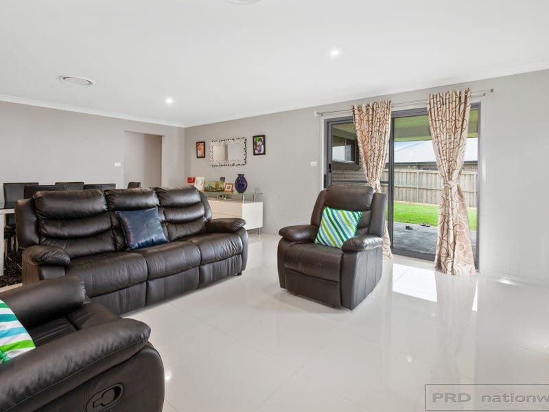 16 Threadtail Street CHISHOLM 8