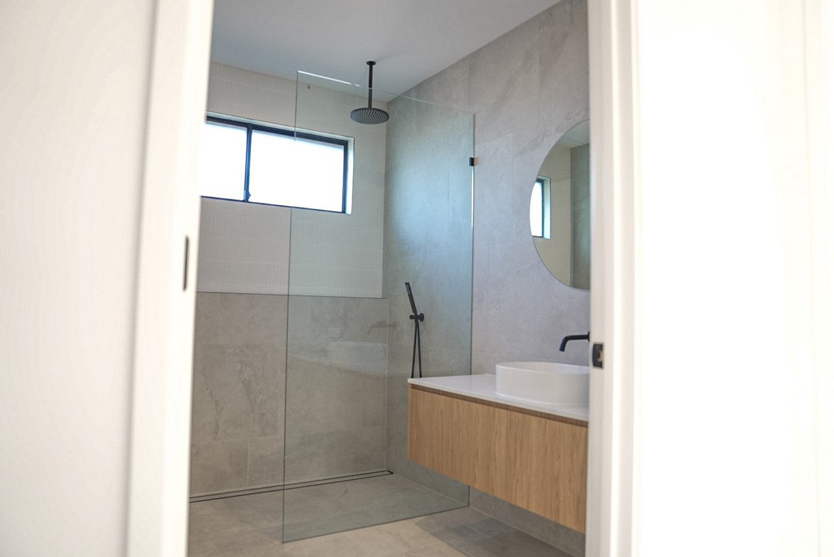 1/6 Topaz Court Hollywell 23