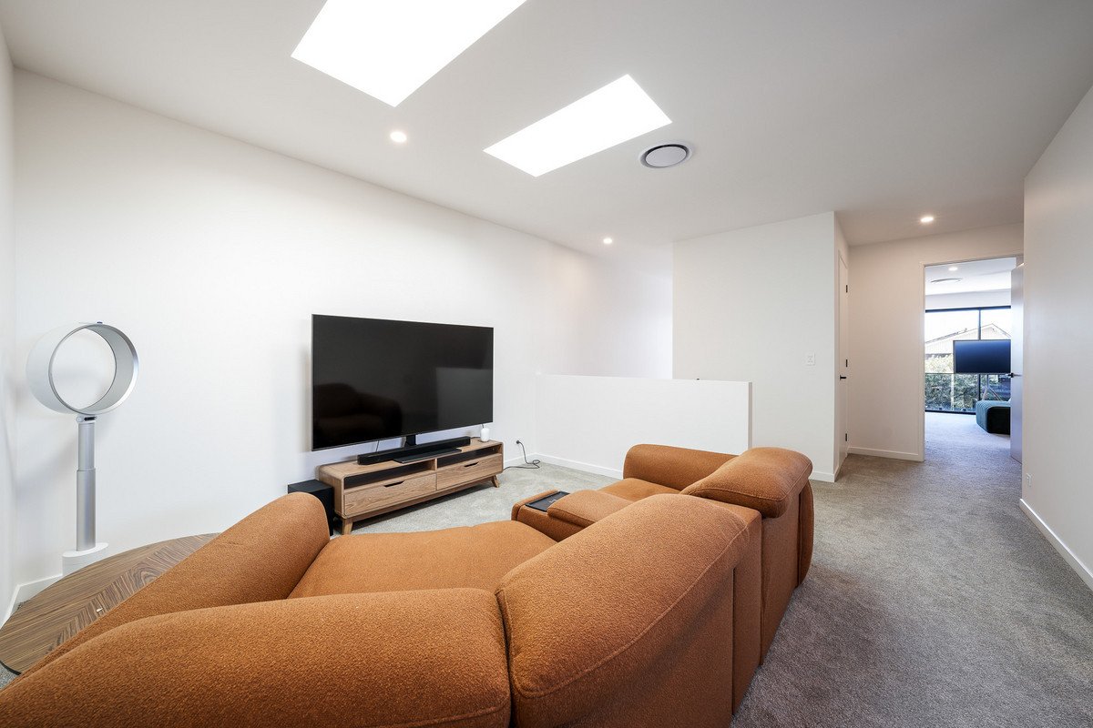 1/6 Topaz Court Hollywell 20
