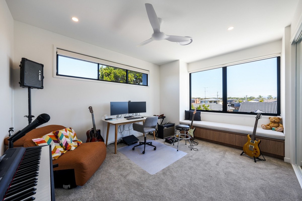 1/6 Topaz Court Hollywell 23