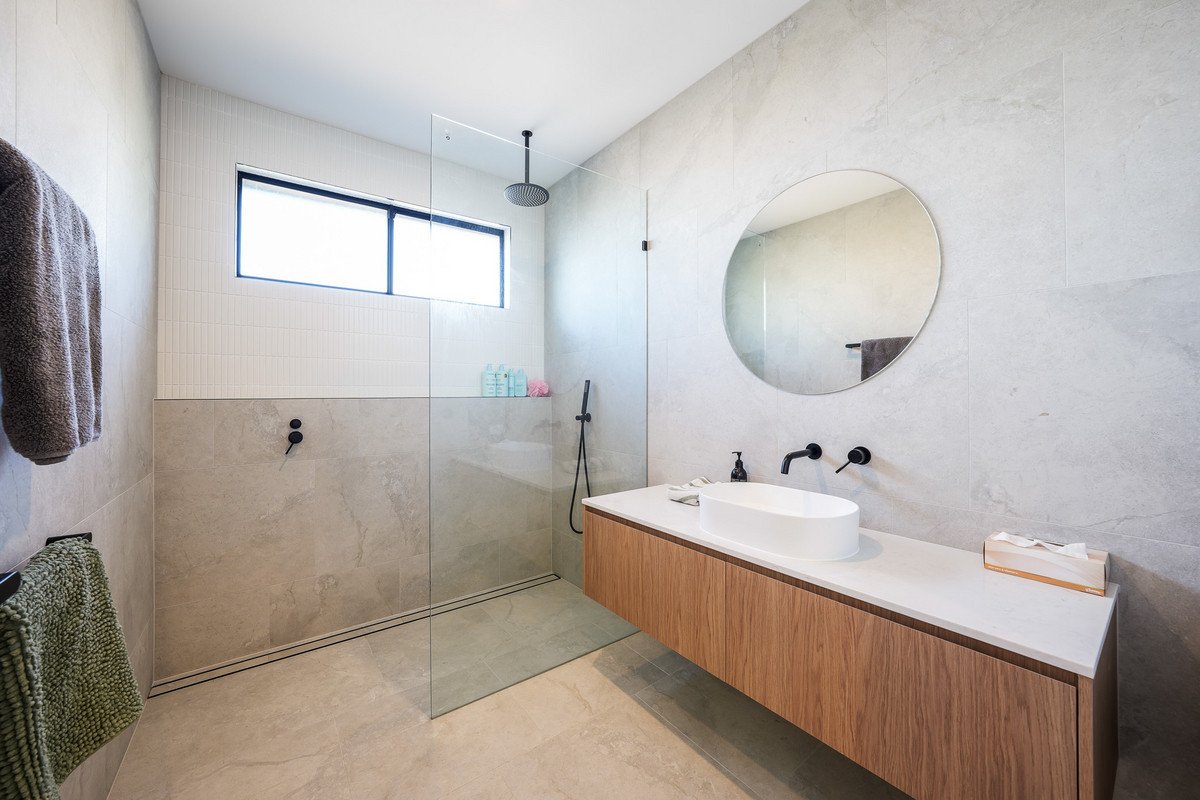 1/6 Topaz Court Hollywell 24