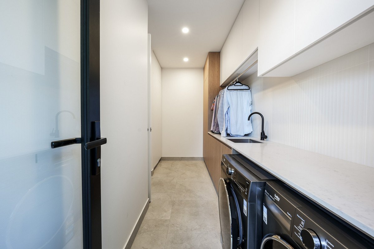 1/6 Topaz Court Hollywell 27