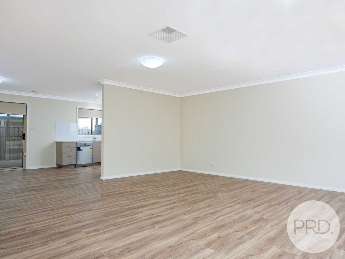 1/6 Trumper Street BOOROOMA 3