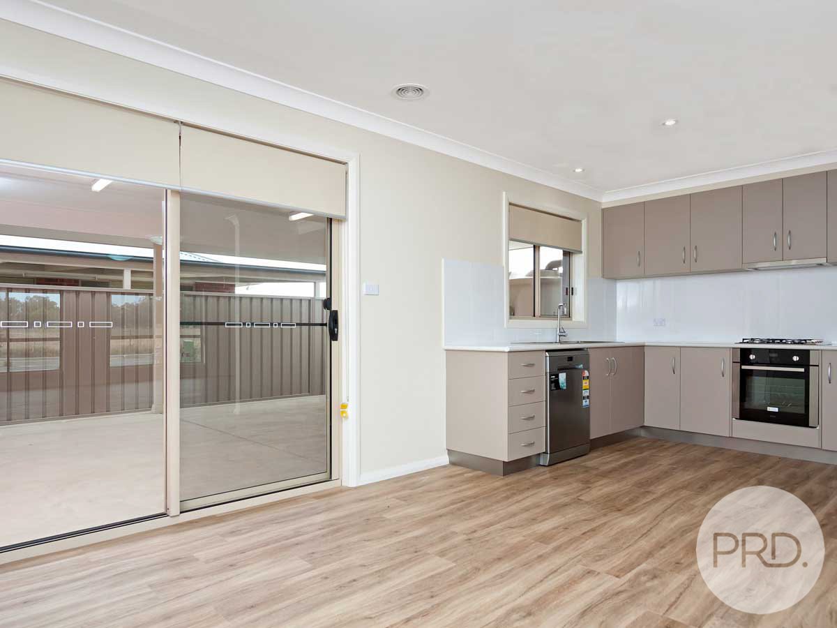 1/6 Trumper Street BOOROOMA 4