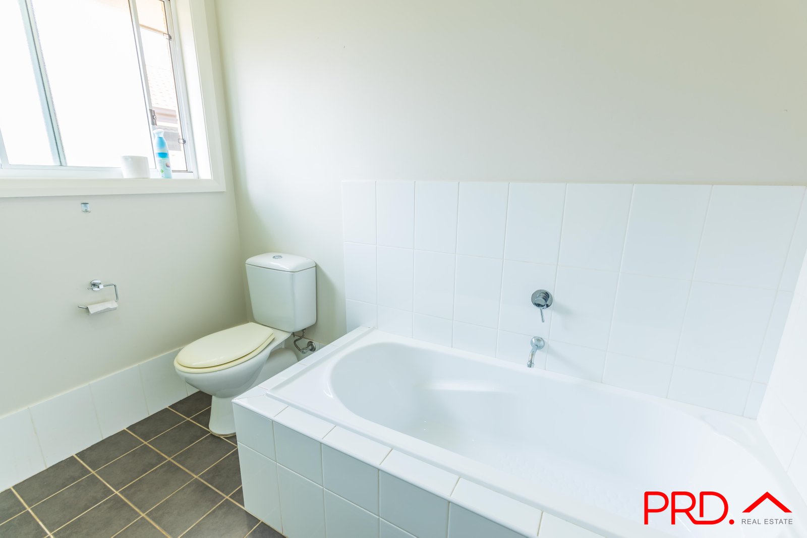 16 Tulipwood Crescent TAMWORTH 5
