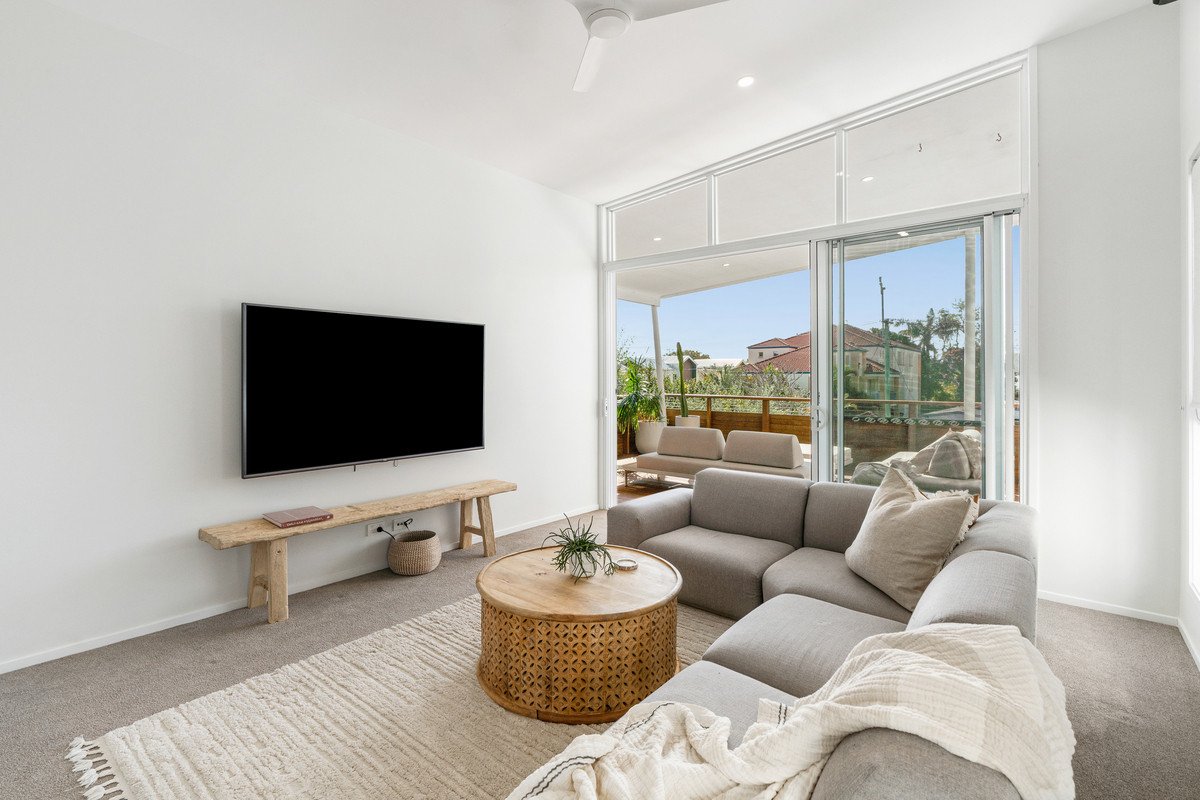 16 Twenty Fourth Avenue PALM BEACH 23