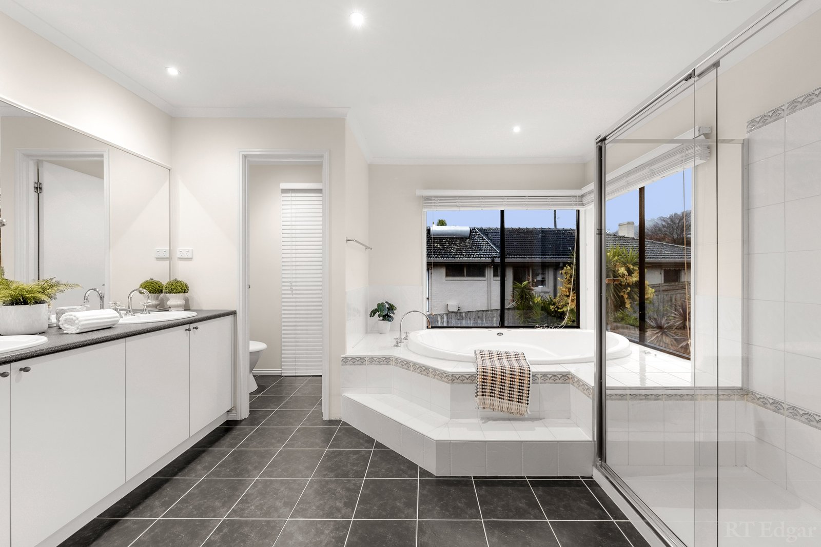 Real Estate and Property in 16 Wallingford Place, Rowville, VIC