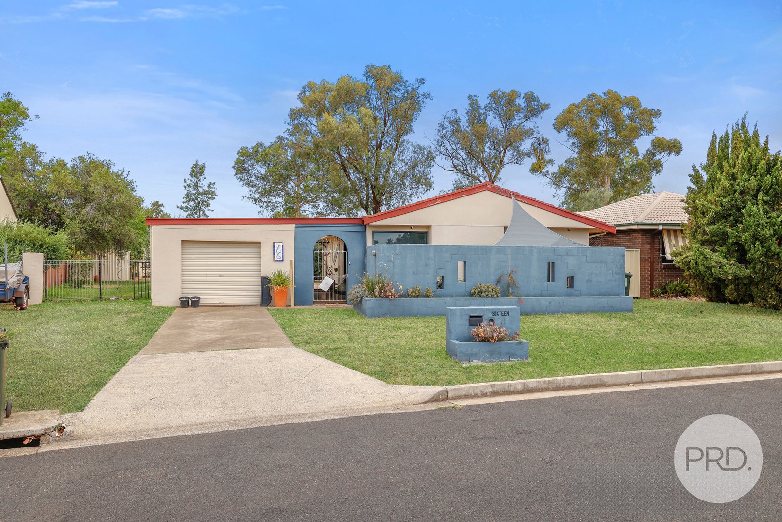 16 Waree Drive TAMWORTH 1