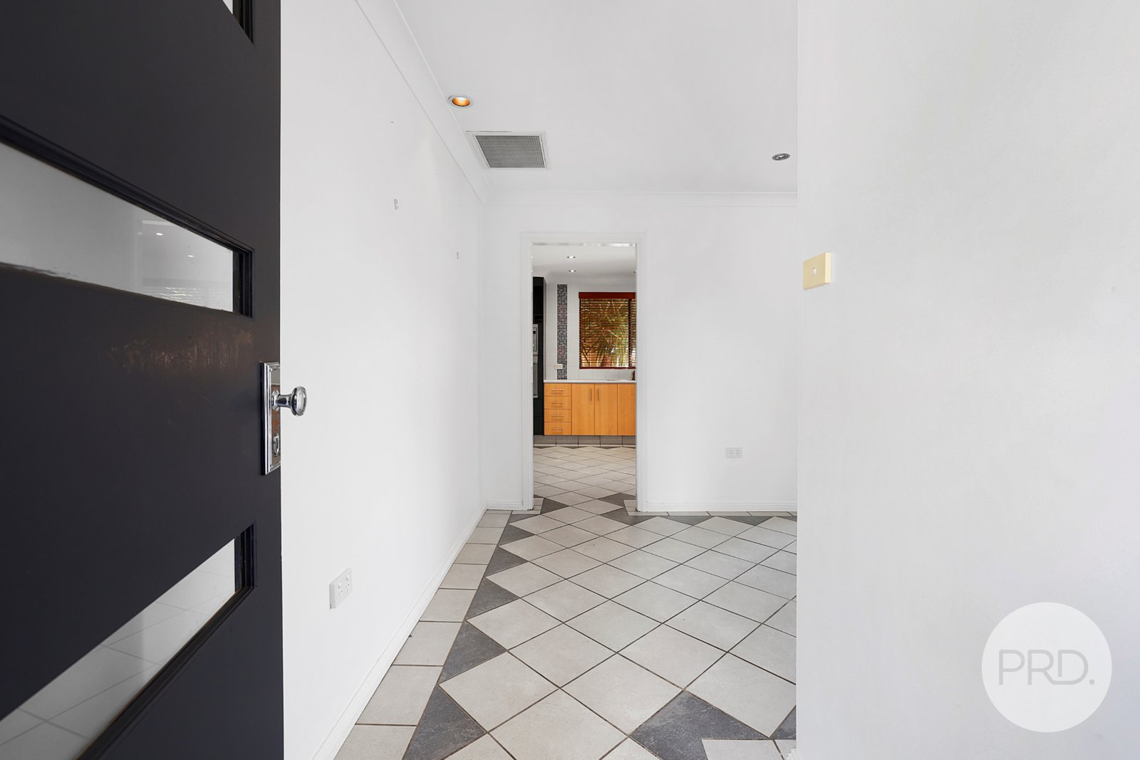 16 Waree Drive TAMWORTH 2