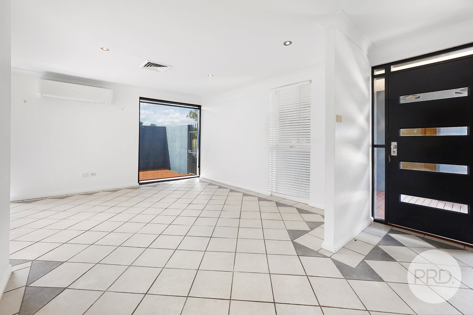 16 Waree Drive TAMWORTH 3