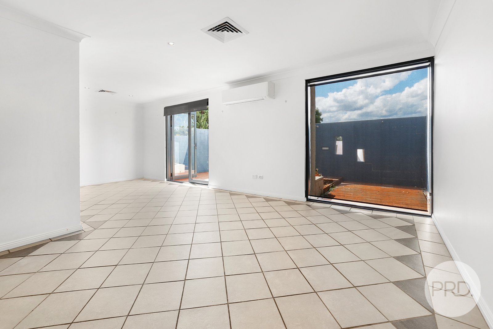 16 Waree Drive TAMWORTH 4