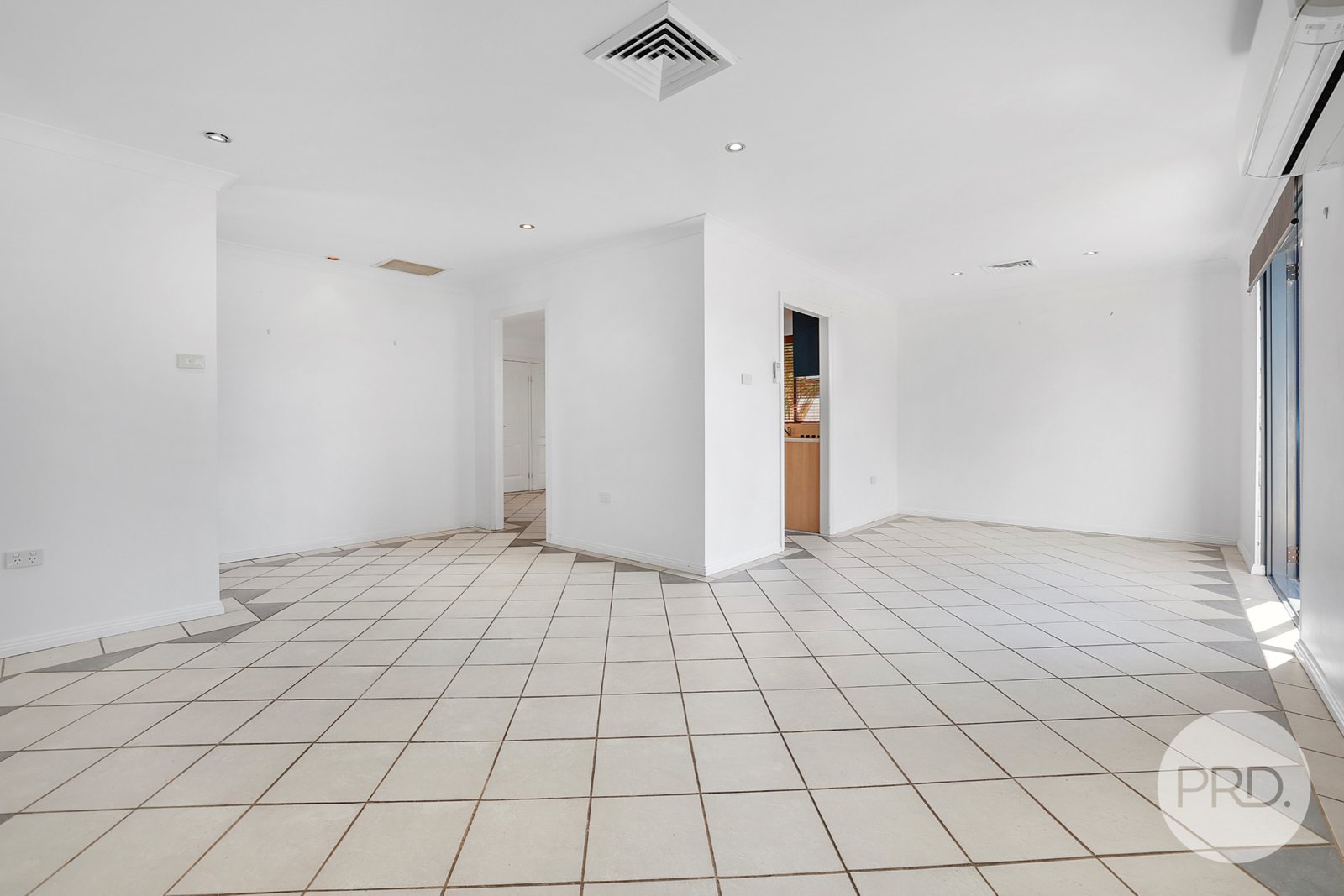 16 Waree Drive TAMWORTH 5