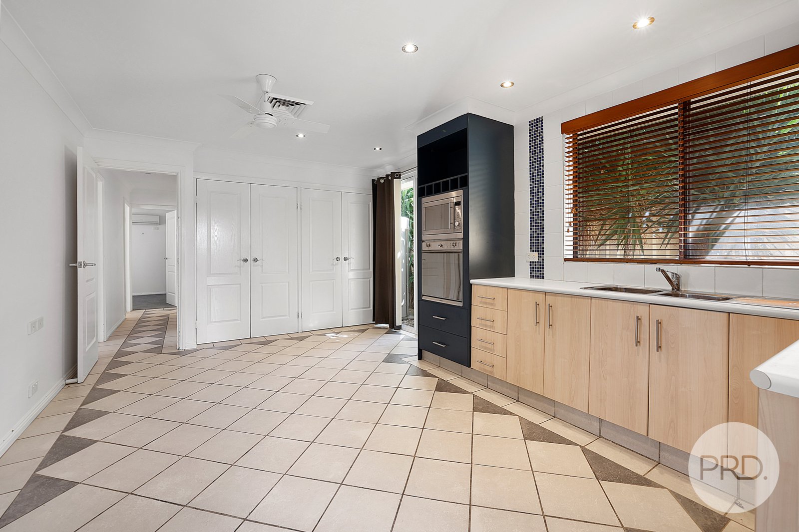 16 Waree Drive TAMWORTH 8