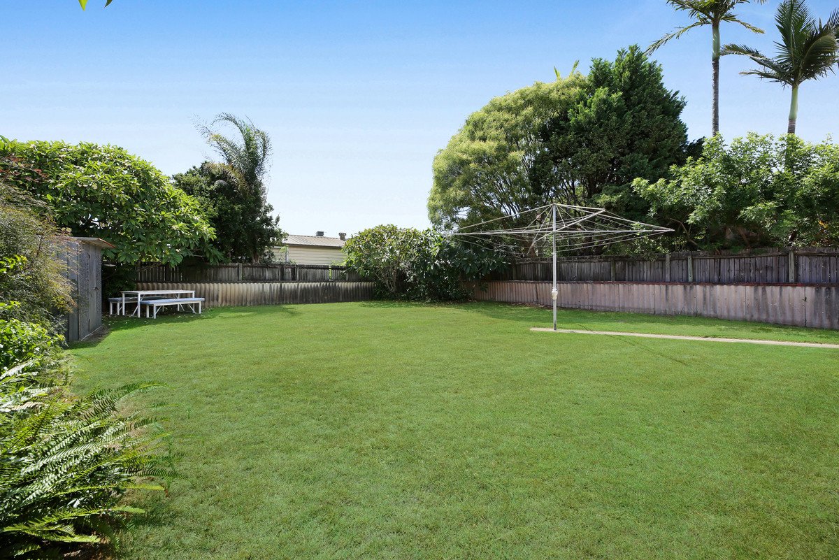 16 Warrina Crescent Burleigh Waters 12