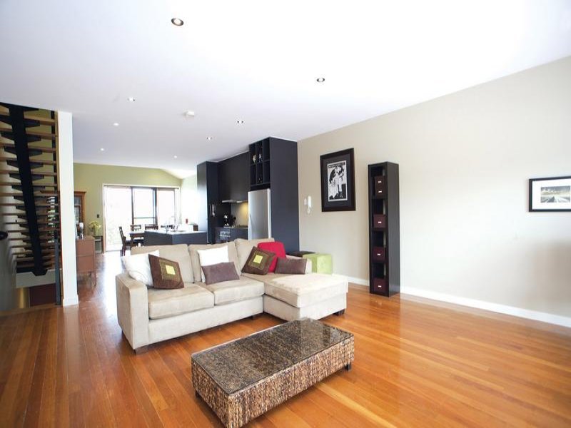Gallery: 1/61 Derham Street