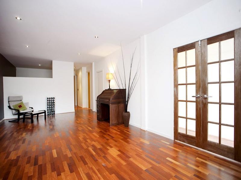 Gallery: 1/61 Derham Street