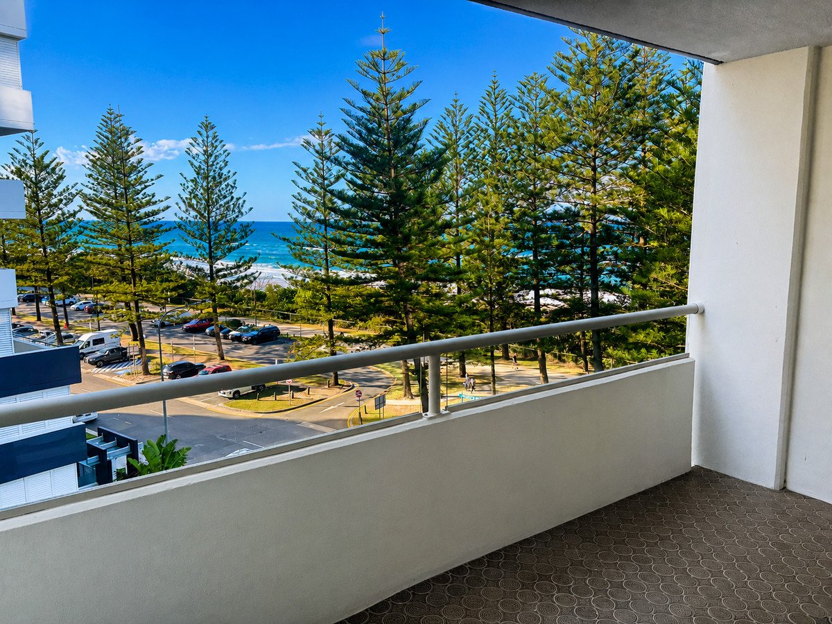 16/100 The Esplanade BURLEIGH HEADS 2