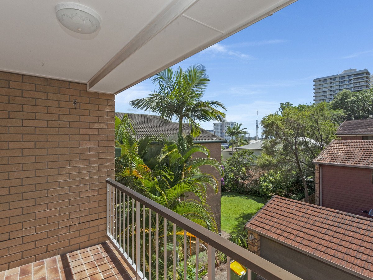 16/11 Hayle Street Burleigh Heads 2