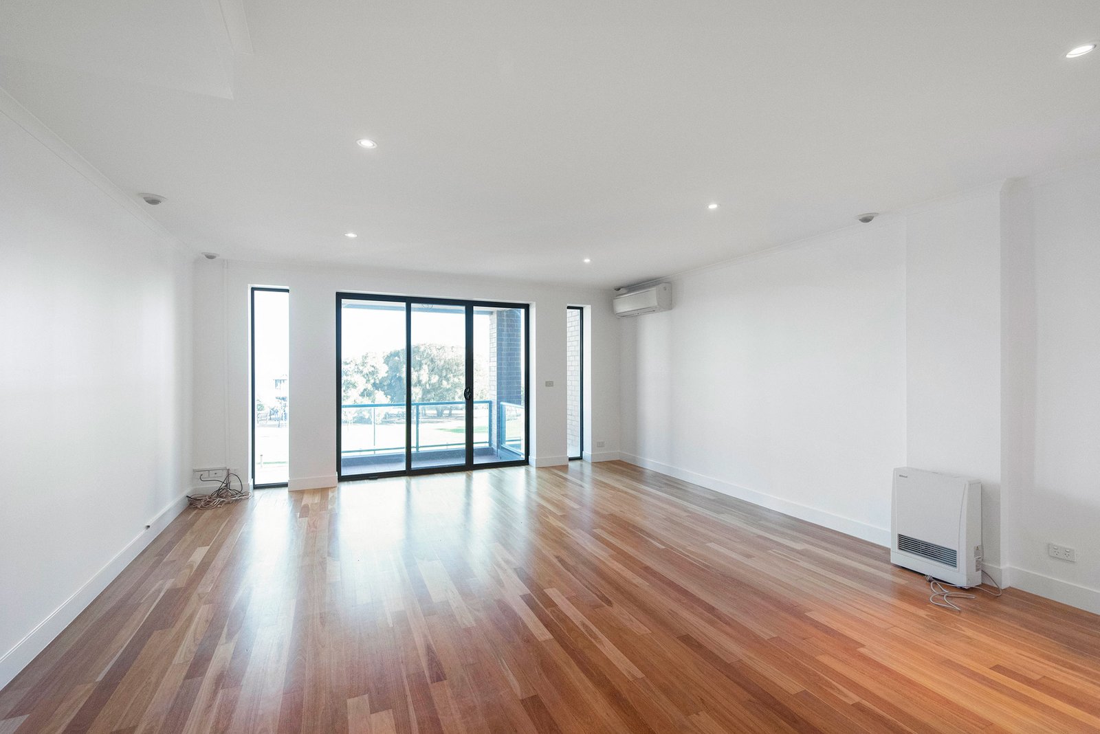 Gallery: 16/122 Beach Road