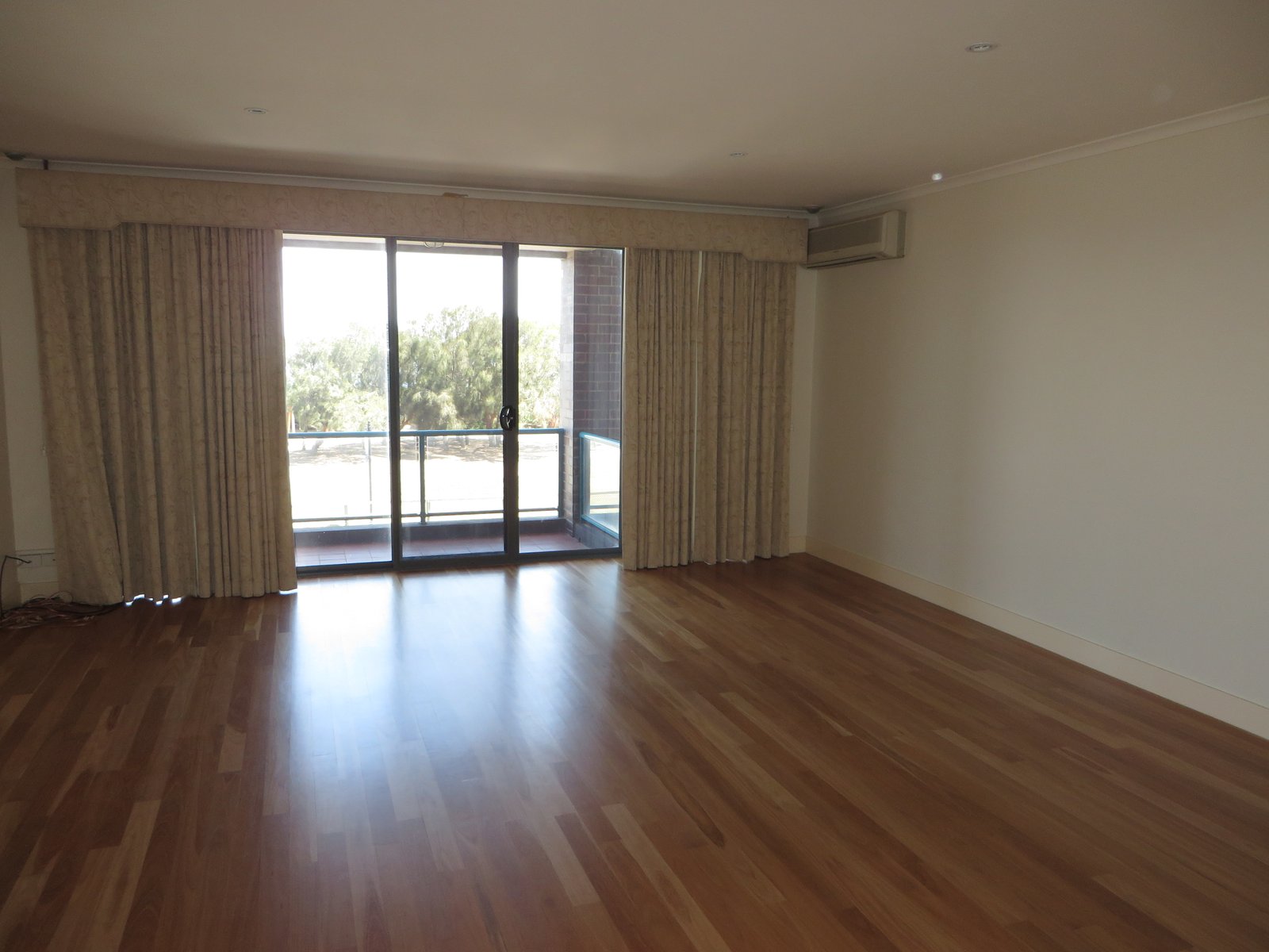 Gallery: 16/122 Beach Road