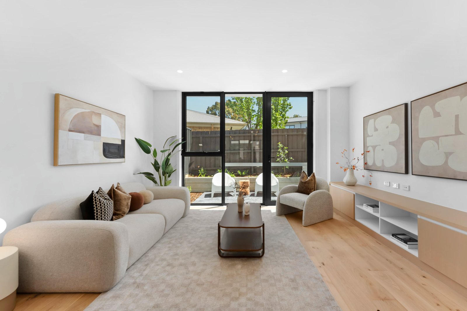 Gallery: 16/19 Whitehorse Road