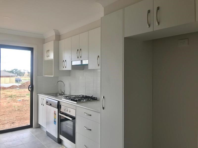 1/62 Kenny Drive TAMWORTH 4