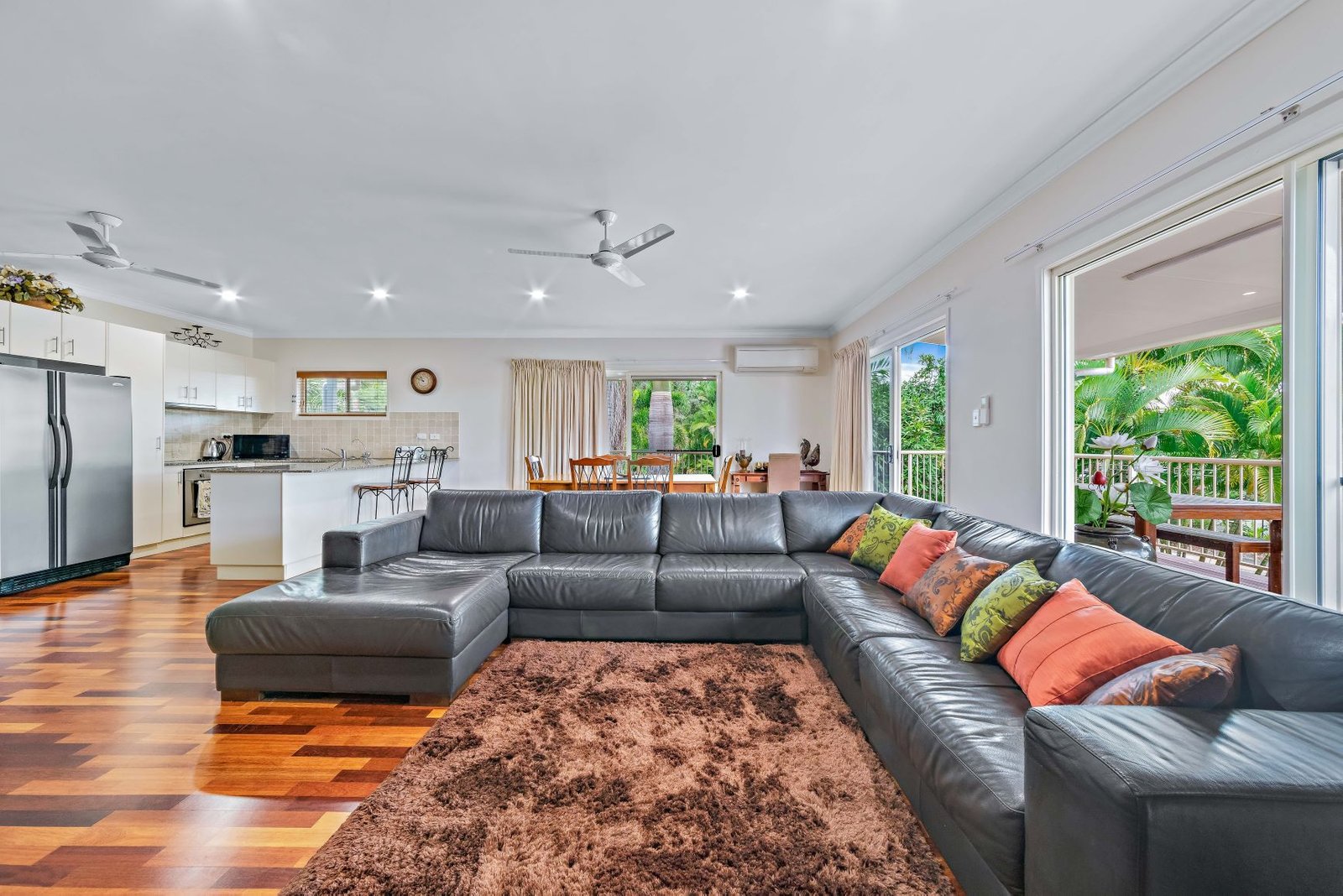 16/21 Shute Harbour Road CANNONVALE 2