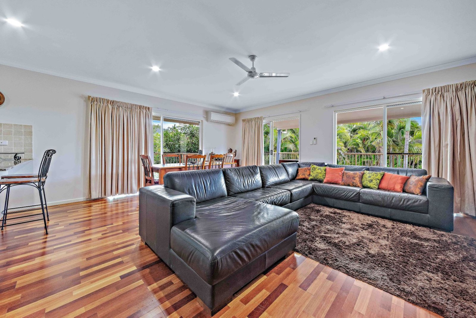 16/21 Shute Harbour Road CANNONVALE 3