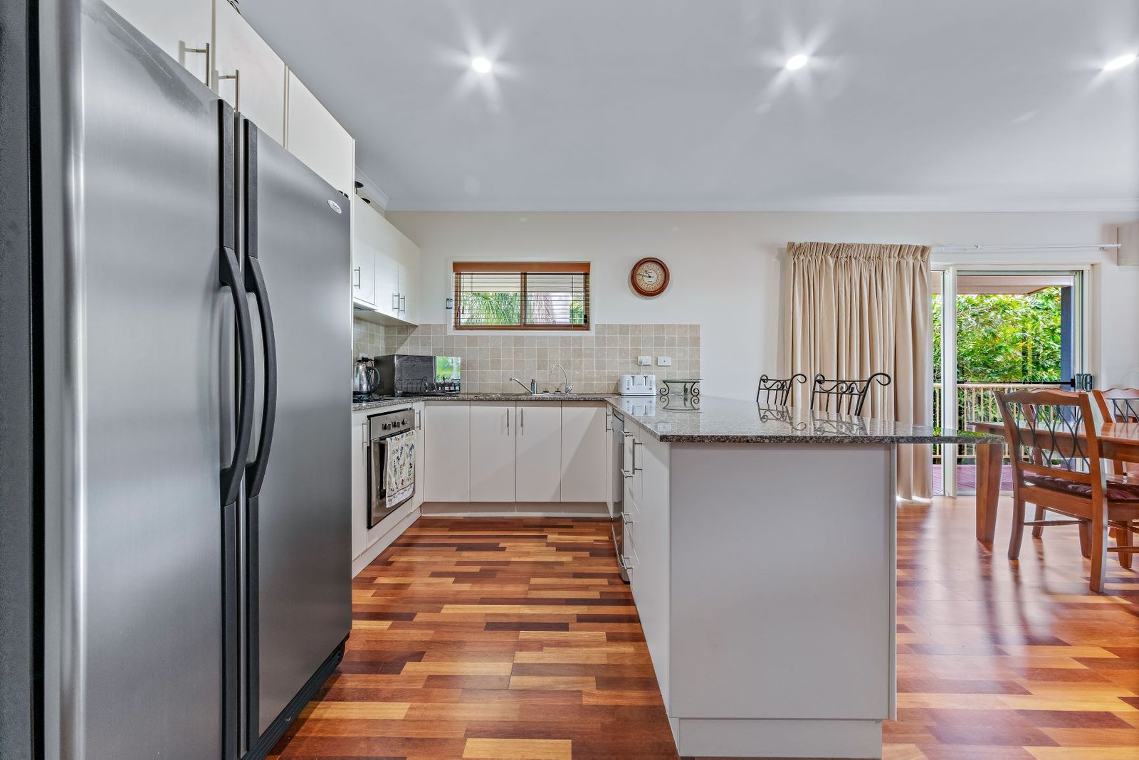 16/21 Shute Harbour Road CANNONVALE 4