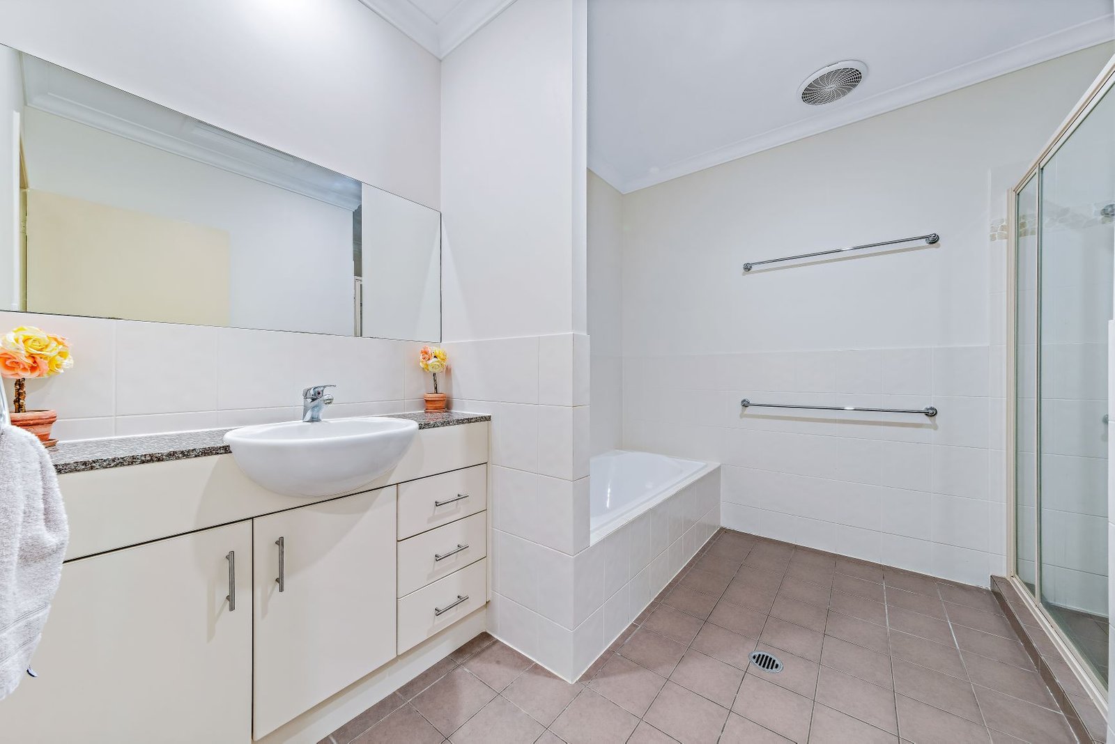 16/21 Shute Harbour Road CANNONVALE 11