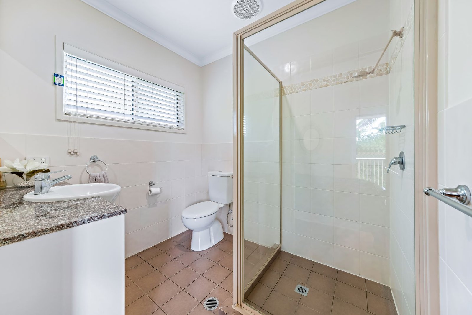 16/21 Shute Harbour Road CANNONVALE 12